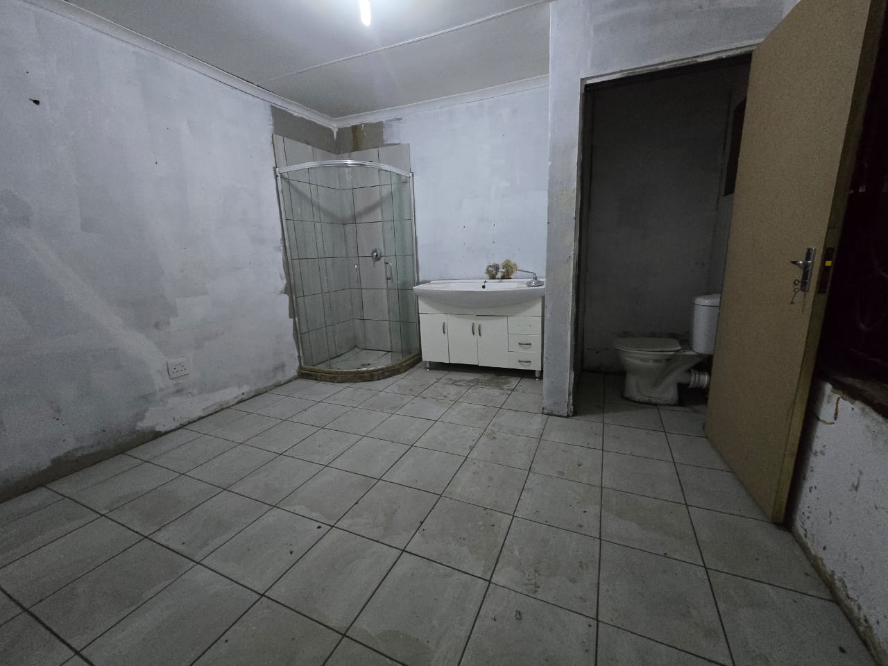 Ensuite room with shower and basin